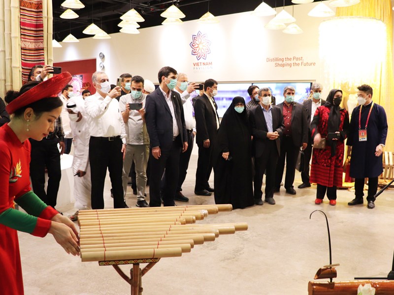 Cựu Tổng thống Cộng hòa Hồi giáo Iran tới thăm Nhà Triển lãm Việt Nam tại EXPO 2020 Dubai - Anh 1