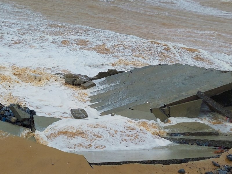 Quảng Bình: Chưa có bão nhưng kè biển Nhật Lệ bị sóng đánh tan hoang - Anh 1