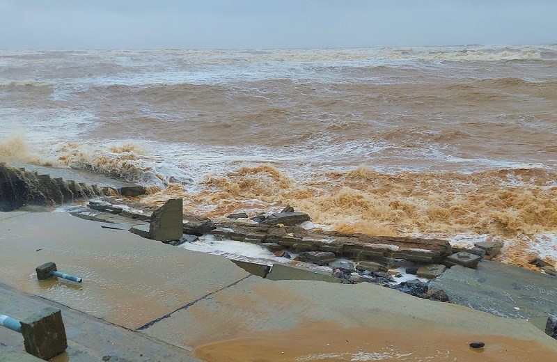 Quảng Bình: Chưa có bão nhưng kè biển Nhật Lệ bị sóng đánh tan hoang - Anh 2