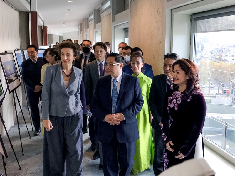 Thủ tướng làm việc với Tổng Giám đốc UNESCO, tham quan Triển lãm quan hệ đối tác Việt Nam-UNESCO - Anh 1