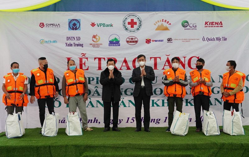 Nguyên Chủ tịch nước Trương Tấn Sang trao tặng áo phao cứu sinh cho ngư dân Quảng Bình - Anh 1