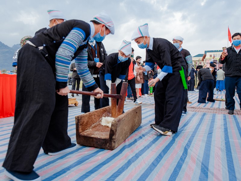 Rộn ràng hội thi giã bánh giầy của đồng bào dân tộc Mông - Anh 9