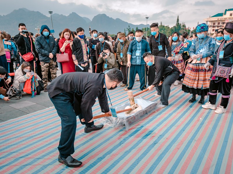 Rộn ràng hội thi giã bánh giầy của đồng bào dân tộc Mông - Anh 10
