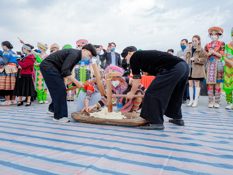 Rộn ràng hội thi giã bánh giầy của đồng bào dân tộc Mông - Anh 8