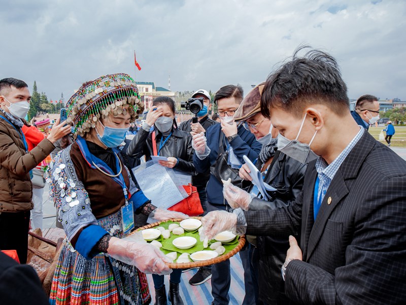 Rộn ràng hội thi giã bánh giầy của đồng bào dân tộc Mông - Anh 17