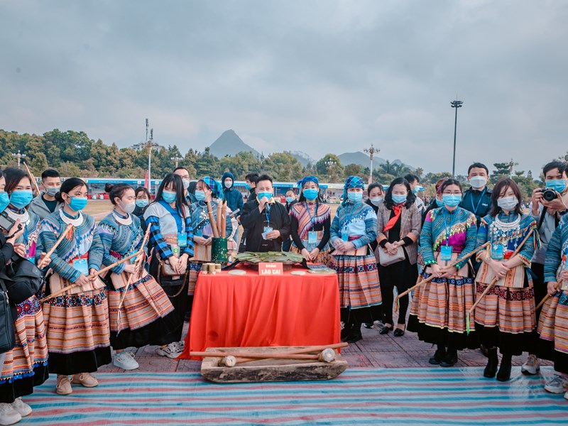 Rộn ràng hội thi giã bánh giầy của đồng bào dân tộc Mông - Anh 2