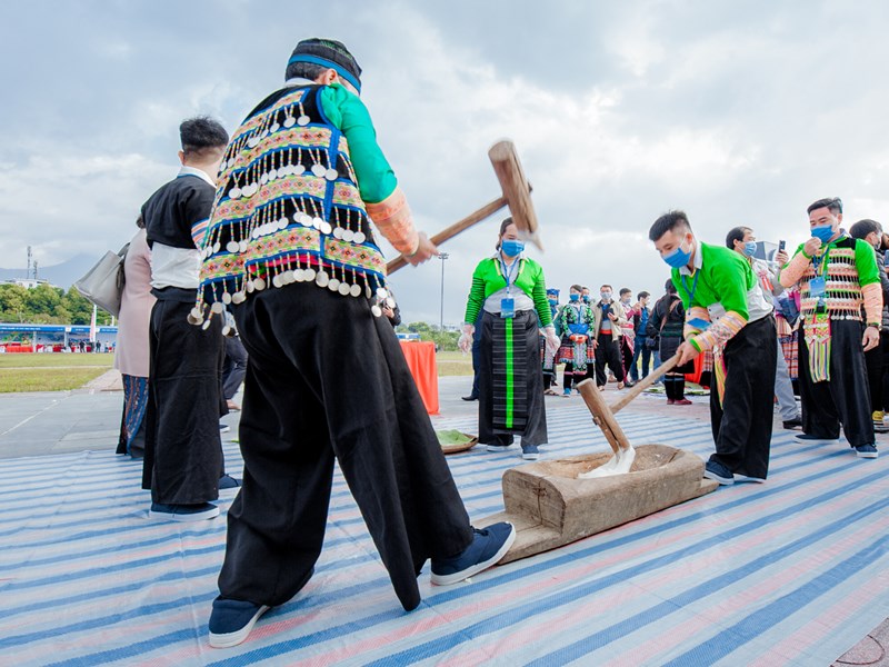 Rộn ràng hội thi giã bánh giầy của đồng bào dân tộc Mông - Anh 6