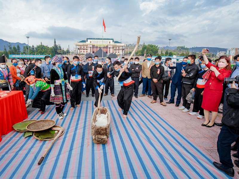 Rộn ràng hội thi giã bánh giầy của đồng bào dân tộc Mông - Anh 7