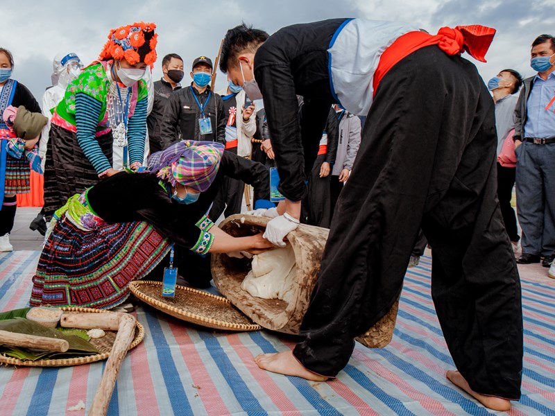 Rộn ràng hội thi giã bánh giầy của đồng bào dân tộc Mông - Anh 11