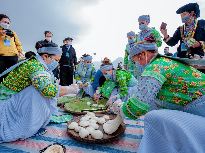 Rộn ràng hội thi giã bánh giầy của đồng bào dân tộc Mông - Anh 12