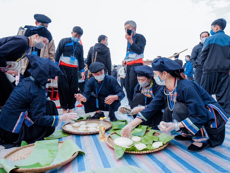 Rộn ràng hội thi giã bánh giầy của đồng bào dân tộc Mông - Anh 13