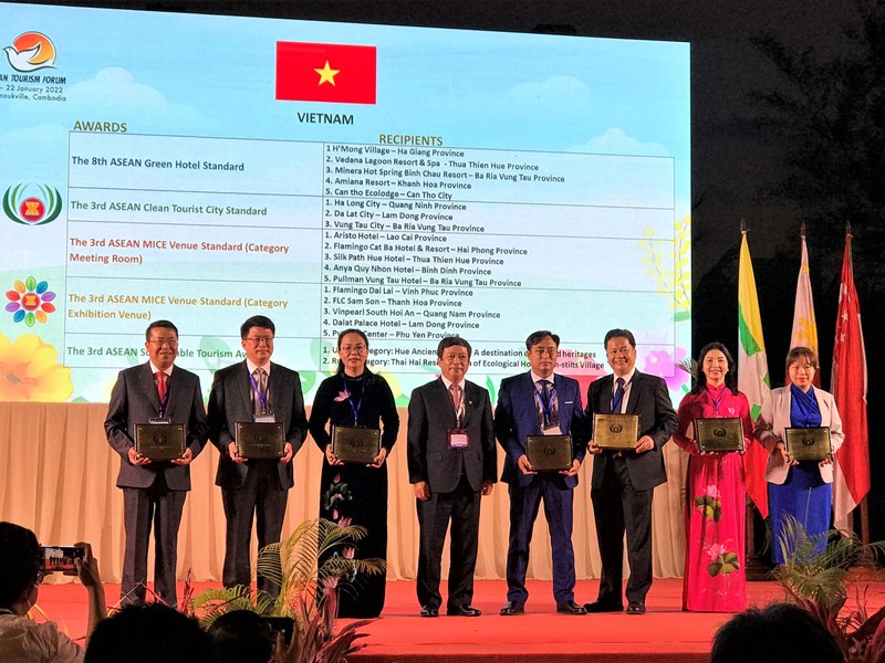 Nhiều địa phương, doanh nghiệp Việt Nam nhận giải thưởng du lịch ASEAN - Anh 1