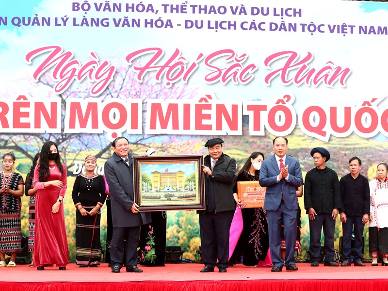 Chủ tịch nước: Nền văn hiến kỳ vĩ của dân tộc Việt Nam được tạo nên bởi 54 dân tộc anh em đoàn kết, gắn bó với nhau - Anh 15
