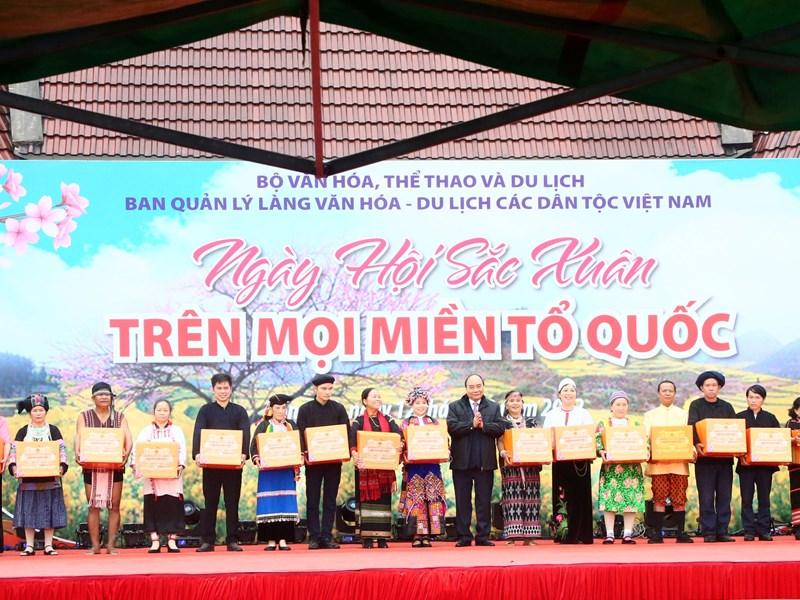 Chủ tịch nước: Nền văn hiến kỳ vĩ của dân tộc Việt Nam được tạo nên bởi 54 dân tộc anh em đoàn kết, gắn bó với nhau - Anh 14