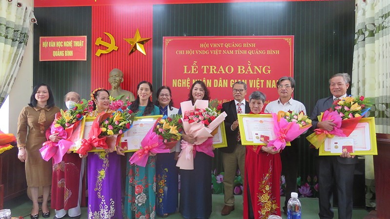 Vinh danh 6 nghệ nhân dân gian ở Quảng Bình - Anh 1