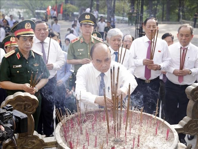 Chủ tịch nước dâng hương tưởng nhớ các anh hùng liệt sĩ tại Quảng Trị - Anh 2