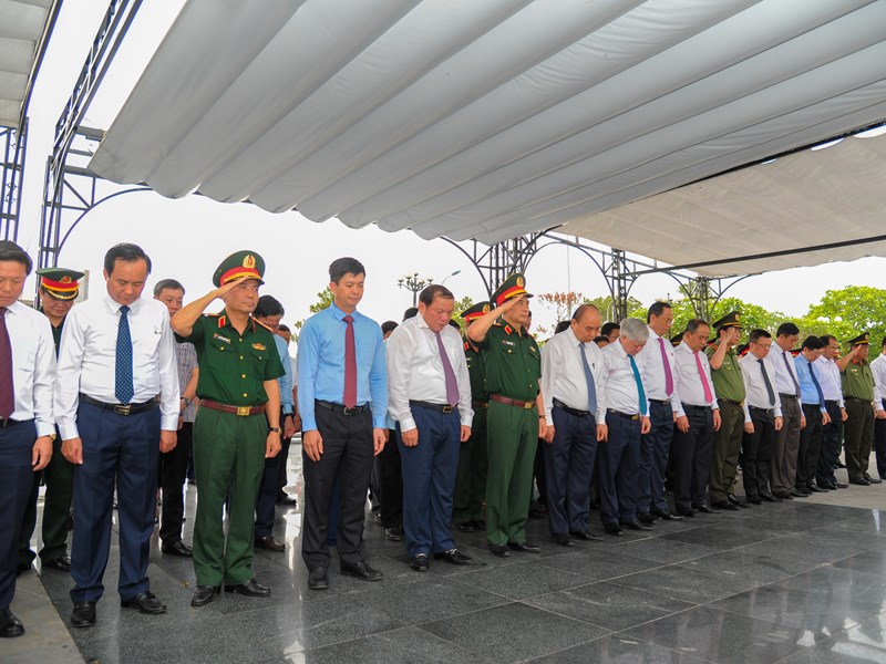 Chủ tịch nước dâng hương tưởng nhớ các anh hùng liệt sĩ tại Quảng Trị - Anh 1