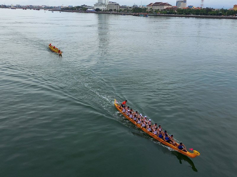 Lễ hội đua thuyền mừng ngày thống nhất non sông ở Quảng Bình - Anh 1