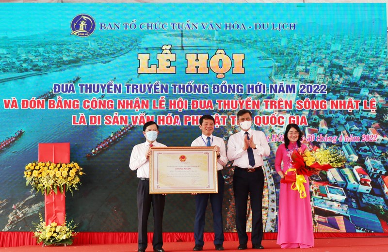 Lễ hội đua thuyền mừng ngày thống nhất non sông ở Quảng Bình - Anh 2