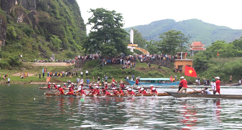 Lễ hội đua thuyền mừng ngày thống nhất non sông ở Quảng Bình - Anh 3