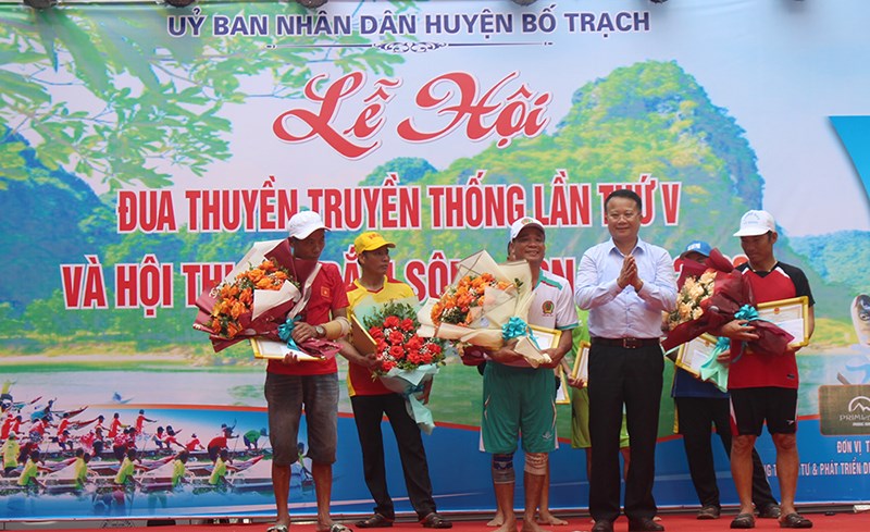Lễ hội đua thuyền mừng ngày thống nhất non sông ở Quảng Bình - Anh 4