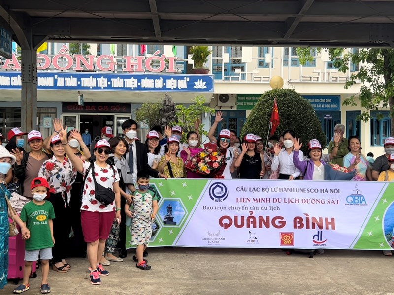 Đón đoàn khách du lịch từ Hà Nội đến Quảng Bình bằng tàu hoả - Anh 1
