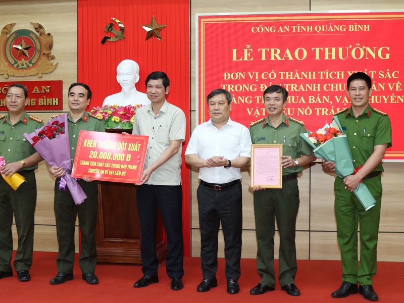Quảng Bình: Khen thưởng ban chuyên án bắt giữ vụ vận chuyển, mua bán gần 1 tấn thuốc nổ - Anh 1