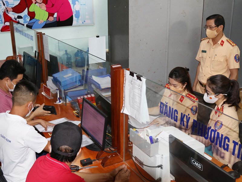Quảng Bình: Người dân hào hứng đến Công an huyện, xã đăng ký xe ô tô, xe máy - Anh 1