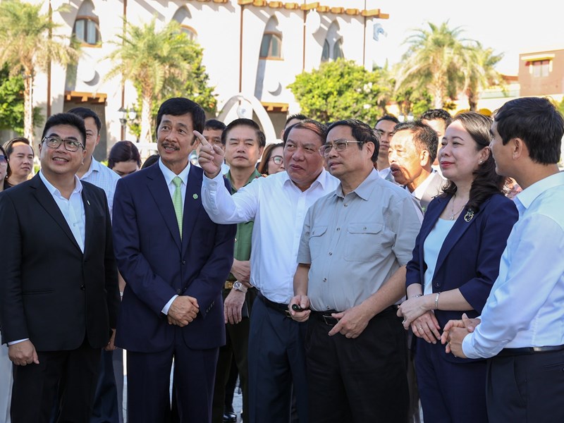 Thủ tướng: Bình Thuận cần chuyển đổi mạnh mẽ tư duy phát triển kinh tế, đảm bảo hài hoà với phát triển văn hóa, xã hội - Anh 3