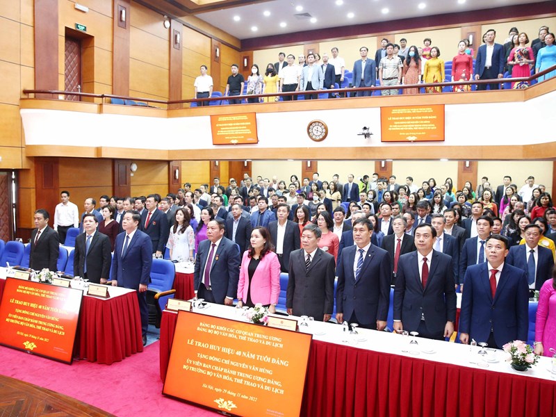 Thủ tướng dự Lễ trao Huy hiệu 40 năm tuổi Đảng tặng Bộ trưởng Bộ VHTTDL Nguyễn Văn Hùng - Anh 1