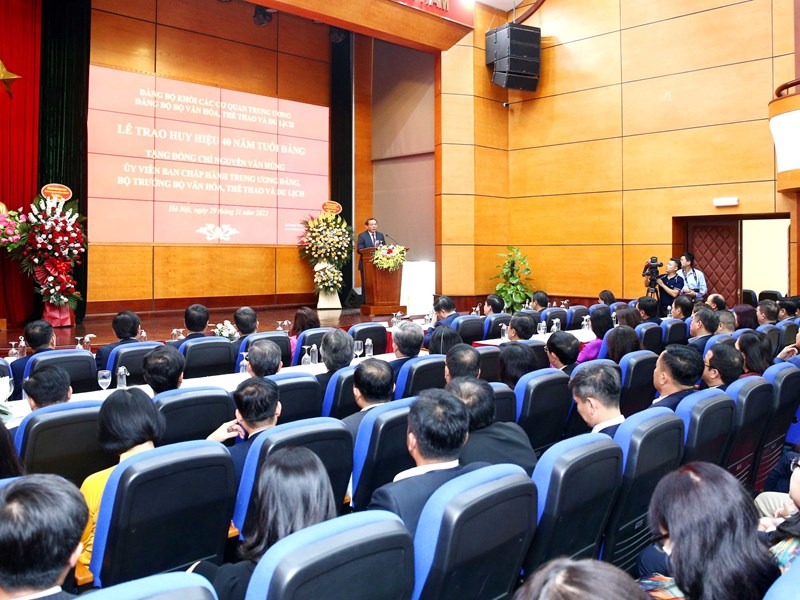 Thủ tướng dự Lễ trao Huy hiệu 40 năm tuổi Đảng tặng Bộ trưởng Bộ VHTTDL Nguyễn Văn Hùng - Anh 12