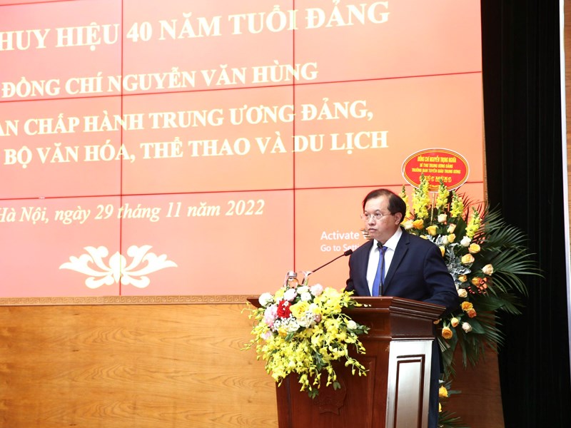 Thủ tướng dự Lễ trao Huy hiệu 40 năm tuổi Đảng tặng Bộ trưởng Bộ VHTTDL Nguyễn Văn Hùng - Anh 11