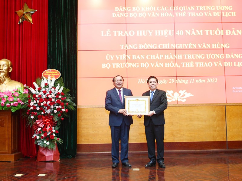 Thủ tướng dự Lễ trao Huy hiệu 40 năm tuổi Đảng tặng Bộ trưởng Bộ VHTTDL Nguyễn Văn Hùng - Anh 6