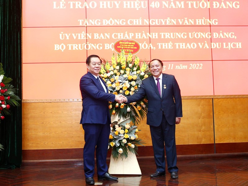 Thủ tướng dự Lễ trao Huy hiệu 40 năm tuổi Đảng tặng Bộ trưởng Bộ VHTTDL Nguyễn Văn Hùng - Anh 5