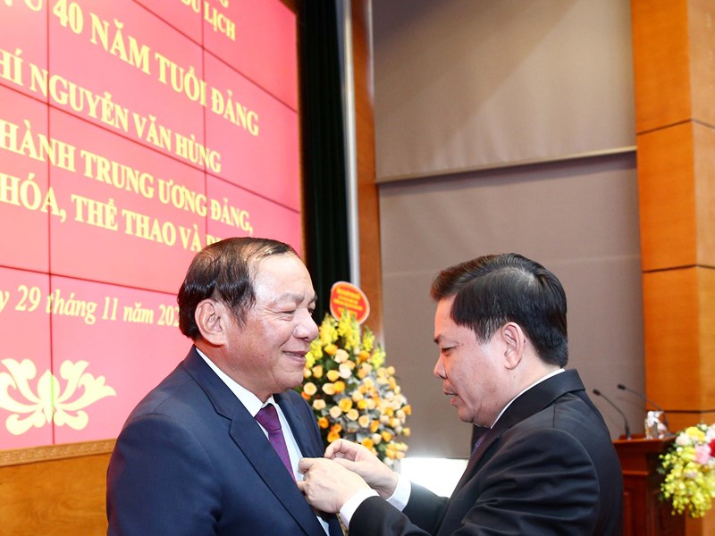 Thủ tướng dự Lễ trao Huy hiệu 40 năm tuổi Đảng tặng Bộ trưởng Bộ VHTTDL Nguyễn Văn Hùng - Anh 7