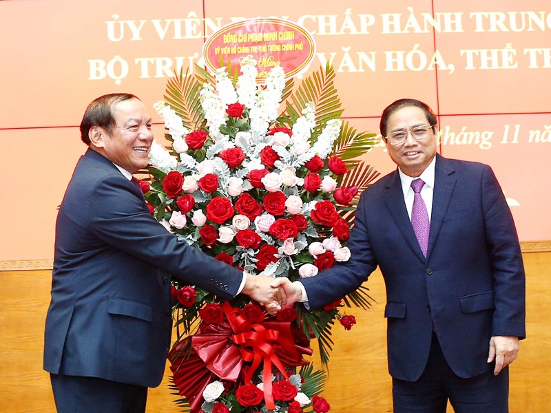 Thủ tướng dự Lễ trao Huy hiệu 40 năm tuổi Đảng tặng Bộ trưởng Bộ VHTTDL Nguyễn Văn Hùng - Anh 4