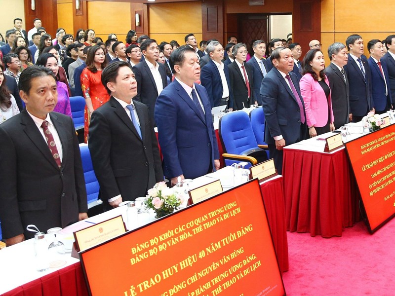 Thủ tướng dự Lễ trao Huy hiệu 40 năm tuổi Đảng tặng Bộ trưởng Bộ VHTTDL Nguyễn Văn Hùng - Anh 2