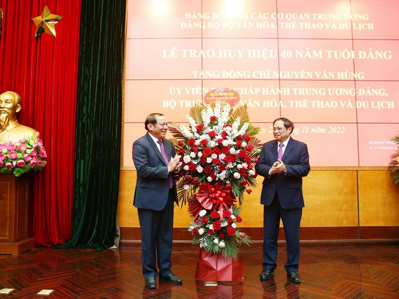 Thủ tướng dự Lễ trao Huy hiệu 40 năm tuổi Đảng tặng Bộ trưởng Bộ VHTTDL Nguyễn Văn Hùng - Anh 3