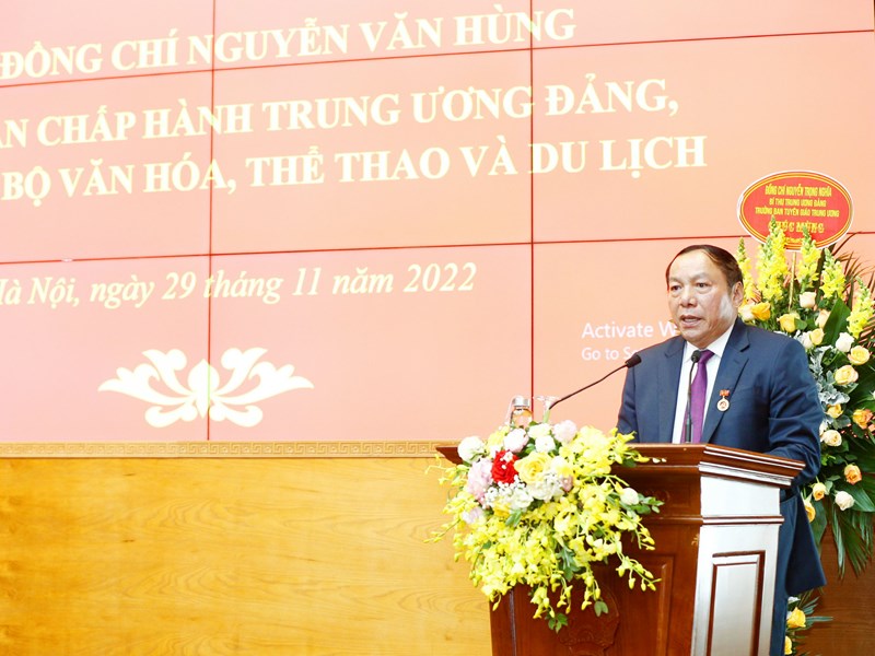 Thủ tướng dự Lễ trao Huy hiệu 40 năm tuổi Đảng tặng Bộ trưởng Bộ VHTTDL Nguyễn Văn Hùng - Anh 8