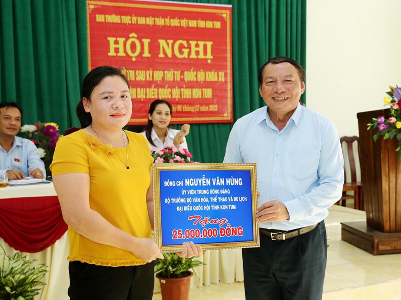 Tiếp xúc cử tri tại Kon Tum, Bộ trưởng Bộ VHTTDL Nguyễn Văn Hùng: Phải giữ cho bằng được văn hóa của đồng bào Xơ Đăng bản địa - Anh 17