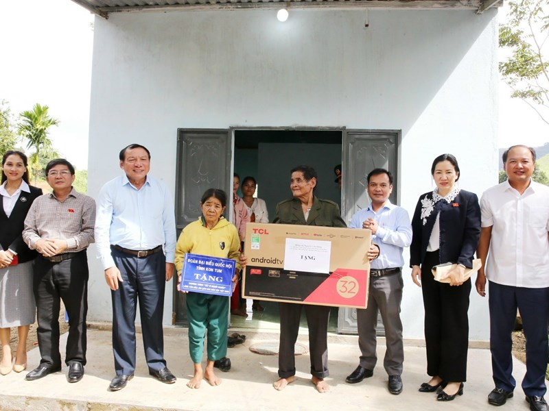 Tiếp xúc cử tri tại Kon Tum, Bộ trưởng Bộ VHTTDL Nguyễn Văn Hùng: Phải giữ cho bằng được văn hóa của đồng bào Xơ Đăng bản địa - Anh 11