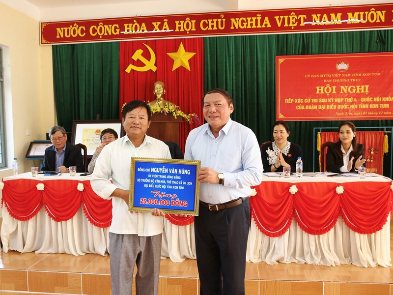 Tiếp xúc cử tri tại Kon Tum, Bộ trưởng Bộ VHTTDL Nguyễn Văn Hùng: Phải giữ cho bằng được văn hóa của đồng bào Xơ Đăng bản địa - Anh 16