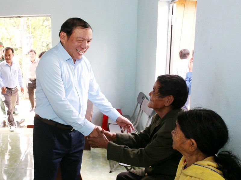 Tiếp xúc cử tri tại Kon Tum, Bộ trưởng Bộ VHTTDL Nguyễn Văn Hùng: Phải giữ cho bằng được văn hóa của đồng bào Xơ Đăng bản địa - Anh 15
