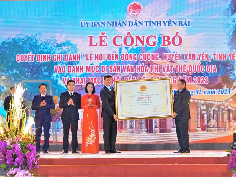 Bộ trưởng Nguyễn Văn Hùng: Yên Bái cần xây dựng Đề án Bảo tồn và phát huy giá trị di sản Lễ hội đền Đông Cuông - Anh 3