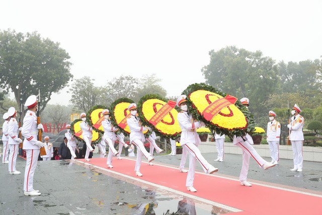 Lãnh đạo Đảng, Nhà nước vào Lăng viếng Chủ tịch Hồ Chí Minh; tưởng niệm các Anh hùng liệt sĩ - Anh 2