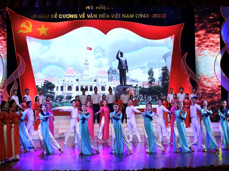 Chương trình nghệ thuật đặc biệt chào mừng 80 năm ra đời Đề cương về văn hóa Việt Nam - Anh 5