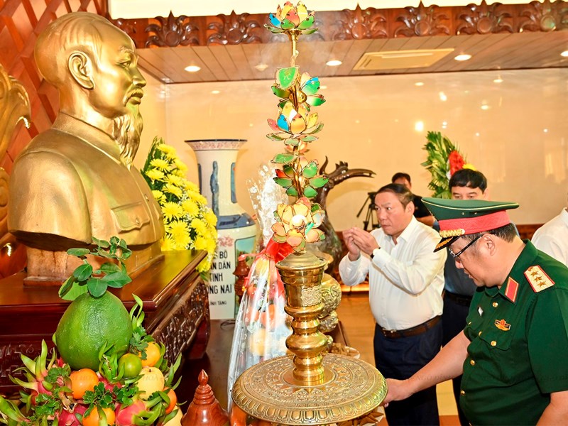 Chủ tịch Quốc hội: Bình Thuận phải chú trọng gìn giữ phát triển văn hoá, gắn văn hoá với du lịch - Anh 6
