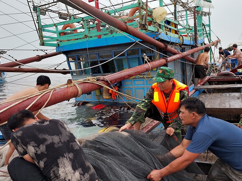 Quảng Bình: Cứu nạn tàu cá bị chìm cùng 6 ngư dân trên biển - Anh 1