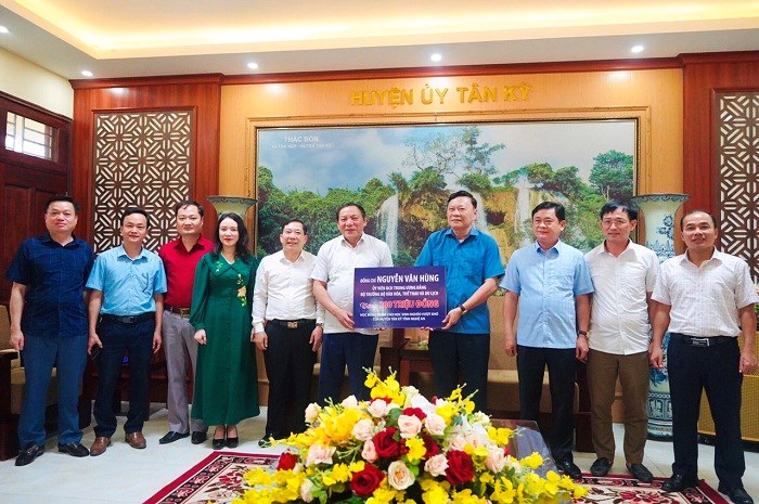 Bộ trưởng Bộ VHTTDL Nguyễn Văn Hùng thăm và làm việc tại huyện Tân Kỳ - Anh 1