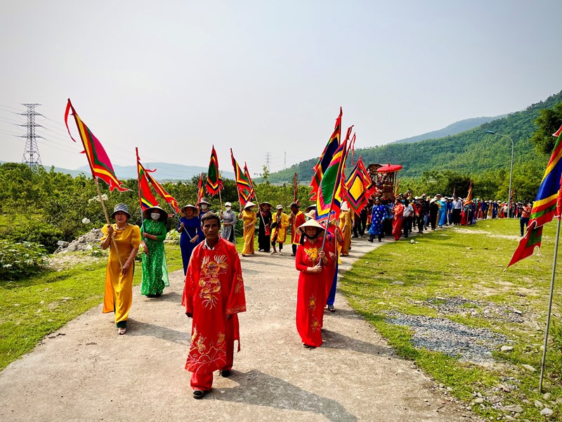 Quảng Bình: Lễ giỗ Thánh Mẫu Liễu Hạnh thu hút đông đảo du khách thập phương - Anh 1